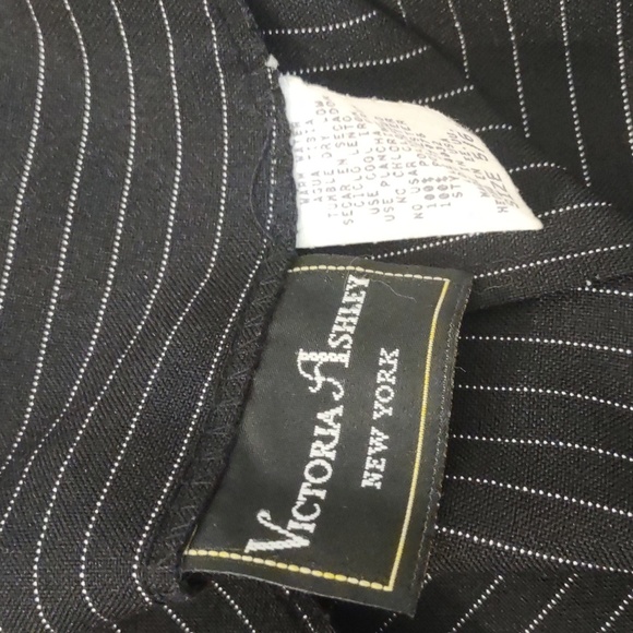 SLIGHTLY USED VICTORIA ASHLEY PIN STRIPE SKIRT WITH DESIGN ON HEM SIZE 5/6 - Picture 8 of 9